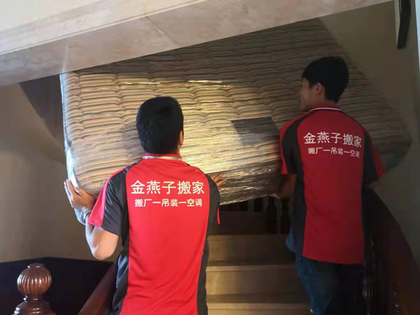 搬家时物品放进箱货里安全吗？